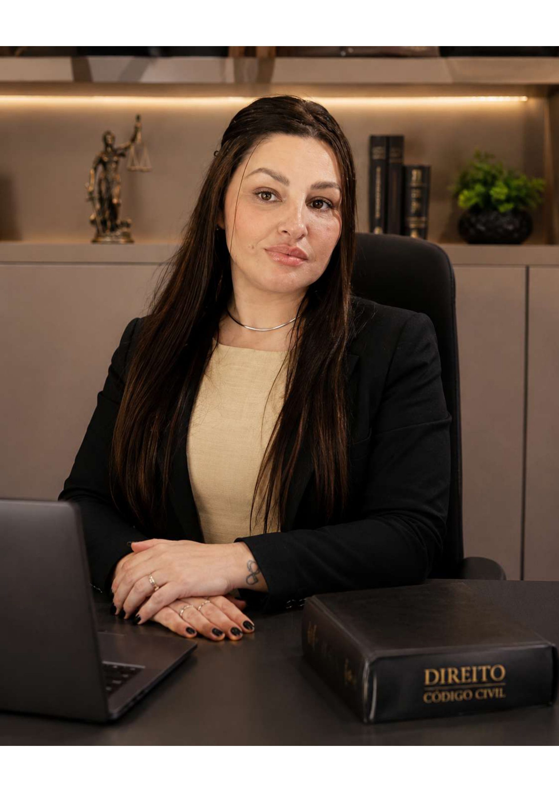 Dra. Tatiane Alves em seu escritório de advocacia