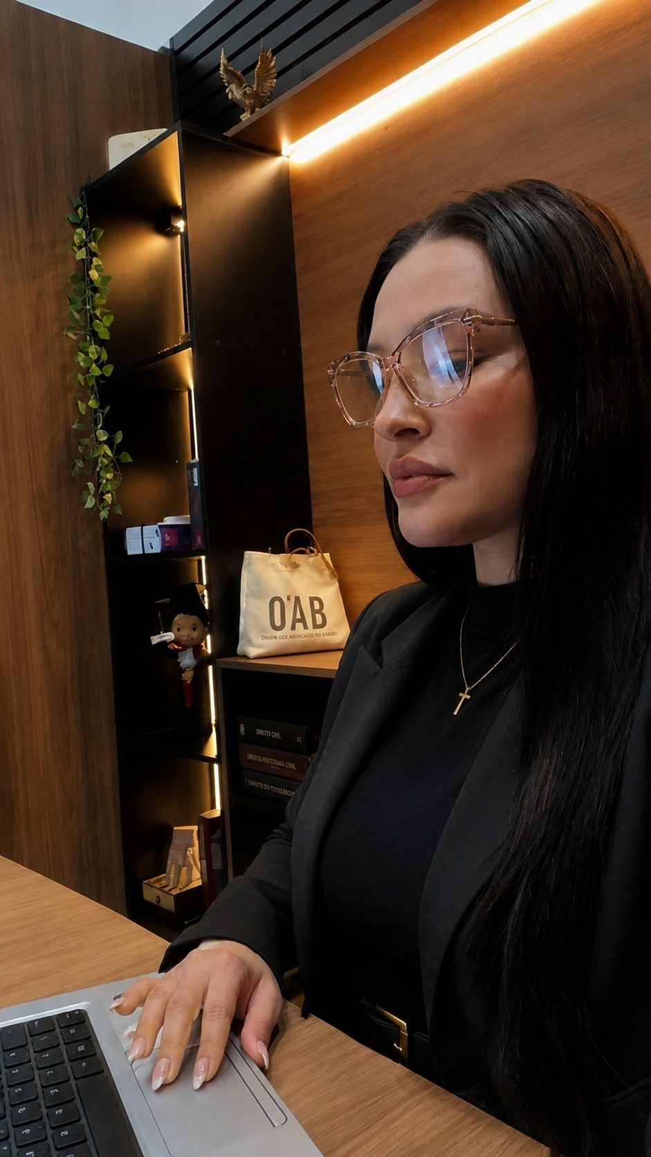 Dra. Tatiane Alves em seu escritório, revisando documentação